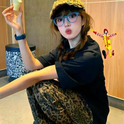 三个摩登女性
